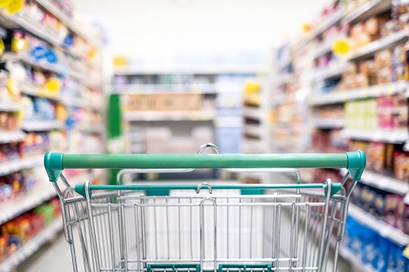 Einkaufswagen im Supermarkt