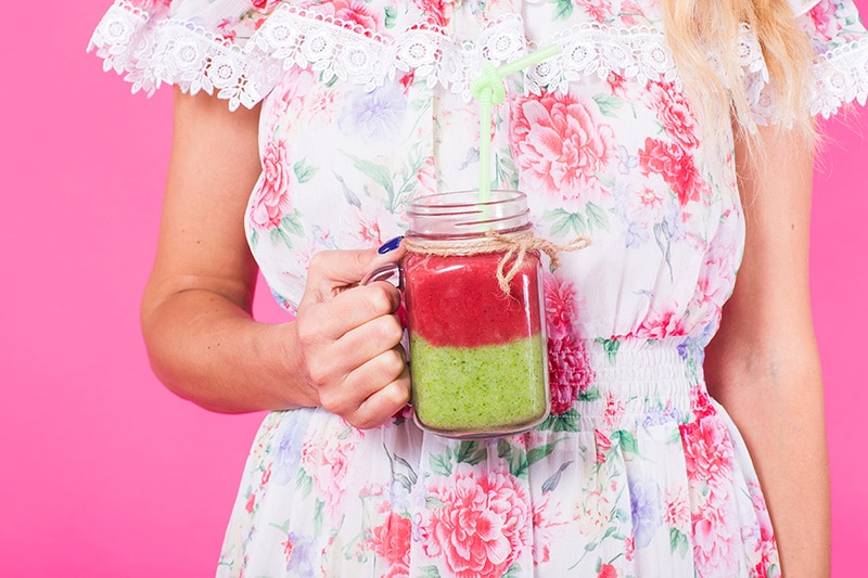 Pinker und grüner Smoothie